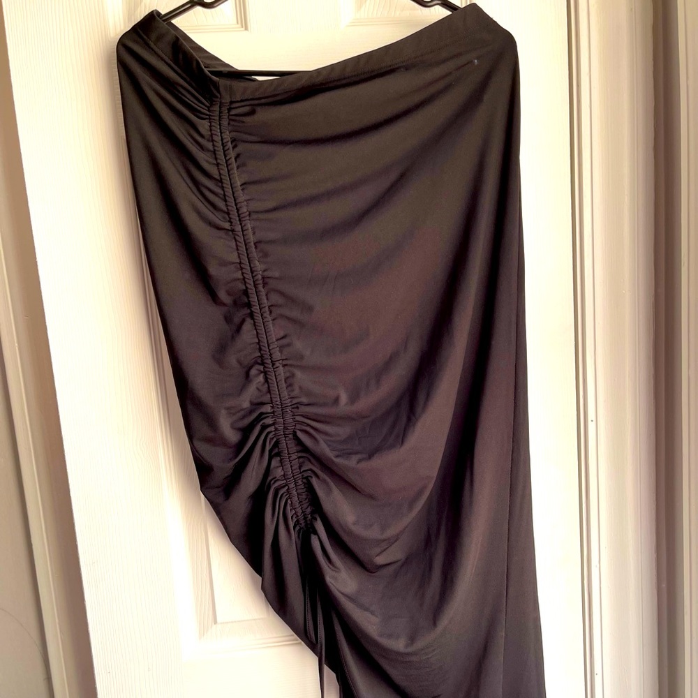 XL black midi skirt with slit on the side